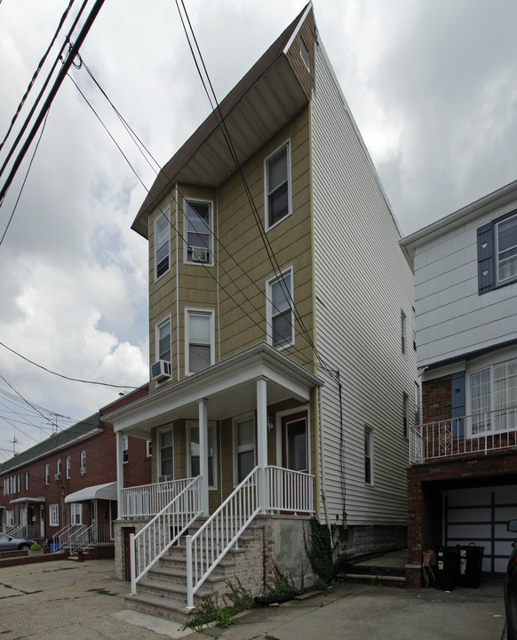 46 E 14th St in Bayonne, NJ - Building Photo