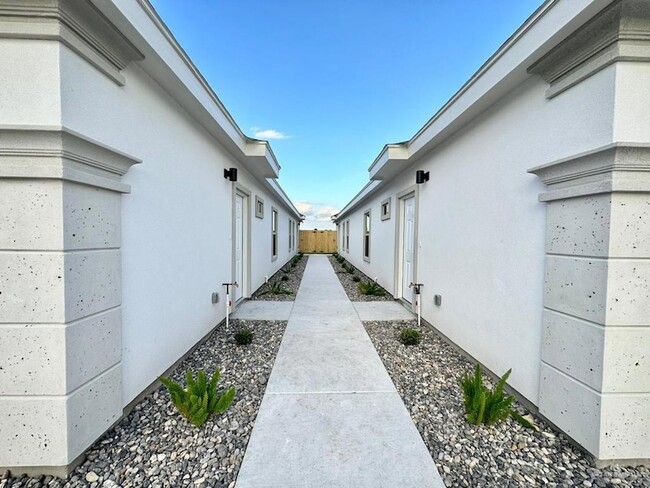 1408 S Yankton St, Unit 3 in Alton, TX - Building Photo - Building Photo