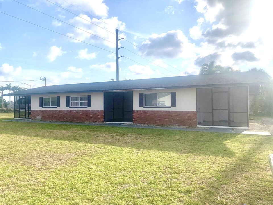 230 SW 47th Ter, Unit 3 in Cape Coral, FL - Building Photo