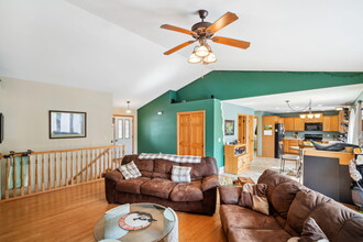 1053 Fieldstone Dr in Hartford, WI - Foto de edificio - Building Photo