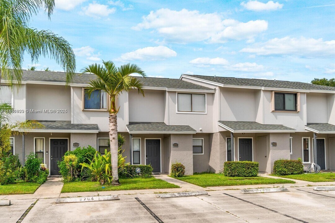 4303 Inlet Cir in Greenacres, FL - Building Photo