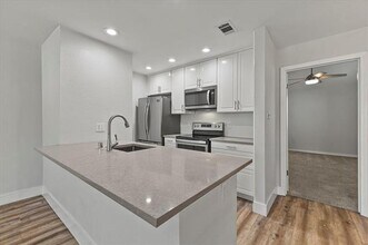 5616 Preston Oaks Rd in Dallas, TX - Foto de edificio - Building Photo