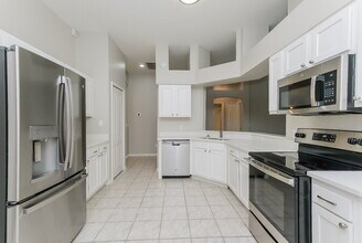 1464 Lake Shore Ranch Dr in Seffner, FL - Building Photo - Building Photo