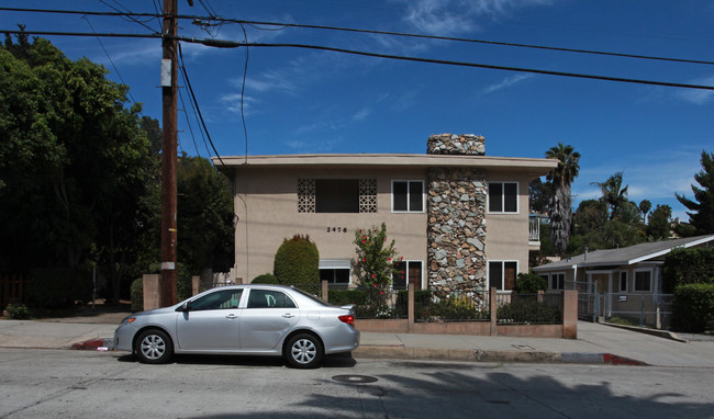 2476 N Beachwood Dr in Los Angeles, CA - Foto de edificio - Building Photo