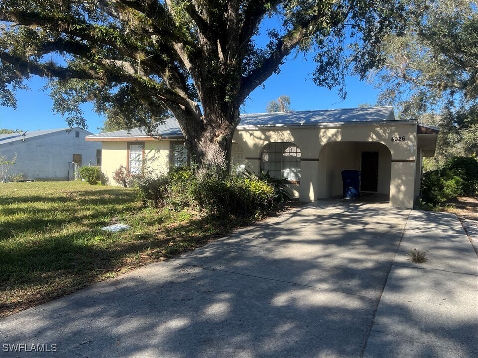 4026 School Cir in La Belle, FL - Building Photo