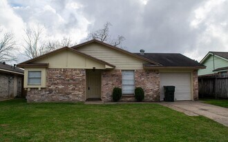 4826 Redfish Reef Dr in Bacliff, TX - Building Photo