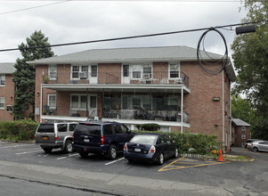 Raymond Castle in Spring Valley, NY - Foto de edificio - Building Photo