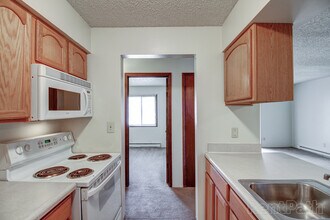 Briarwood Grand Apartments in West Des Moines, IA - Building Photo - Building Photo
