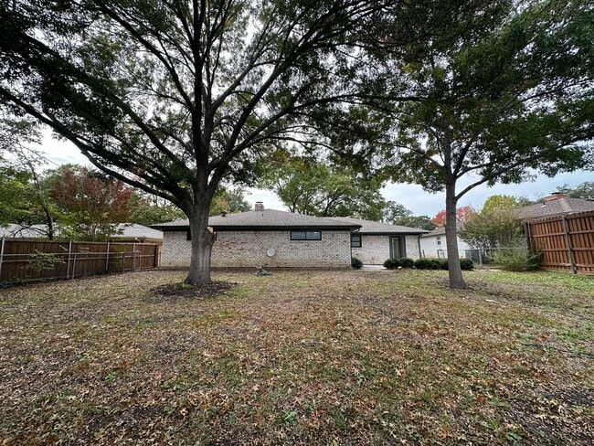 1004 Ridgefield Dr in Plano, TX - Foto de edificio - Building Photo
