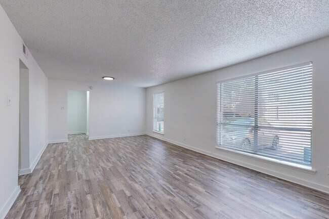 Regency Apartments in Arlington, TX - Building Photo - Interior Photo