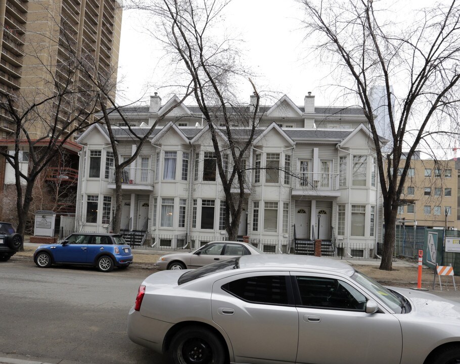 614 13th Ave SW in Calgary, AB - Building Photo