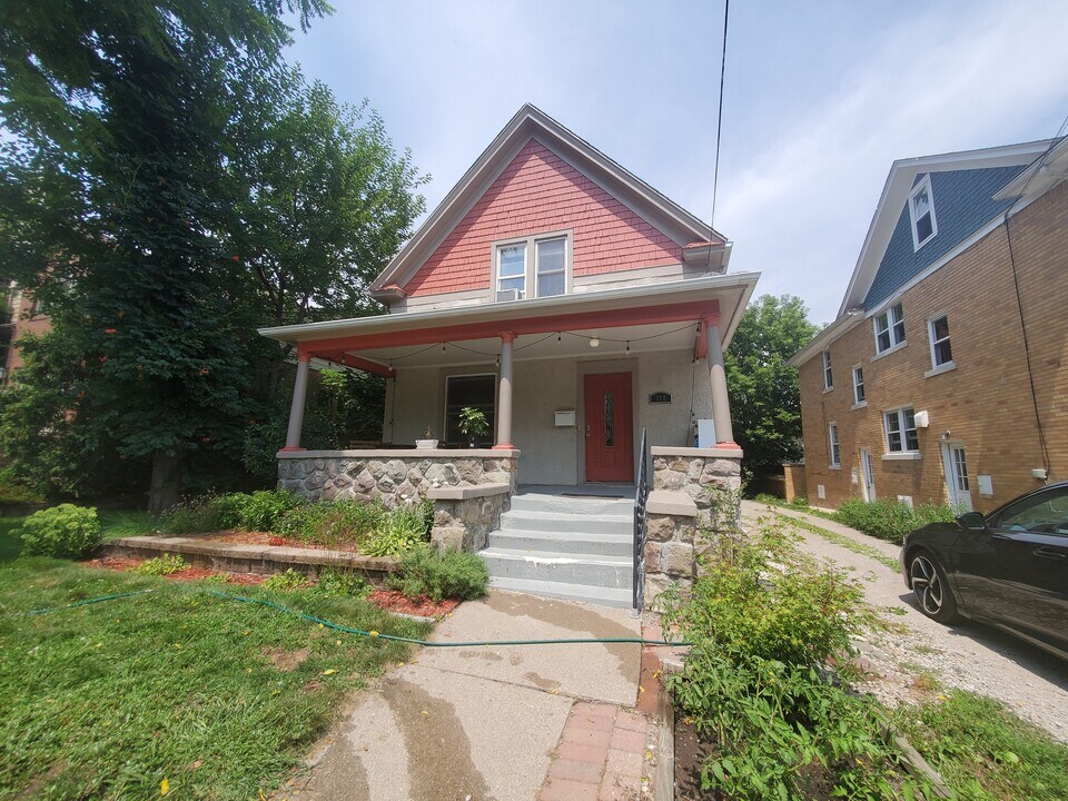 910 W Huron St in Ann Arbor, MI - Building Photo