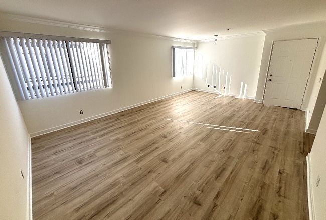 555 Oak St in Glendale, CA - Foto de edificio - Building Photo