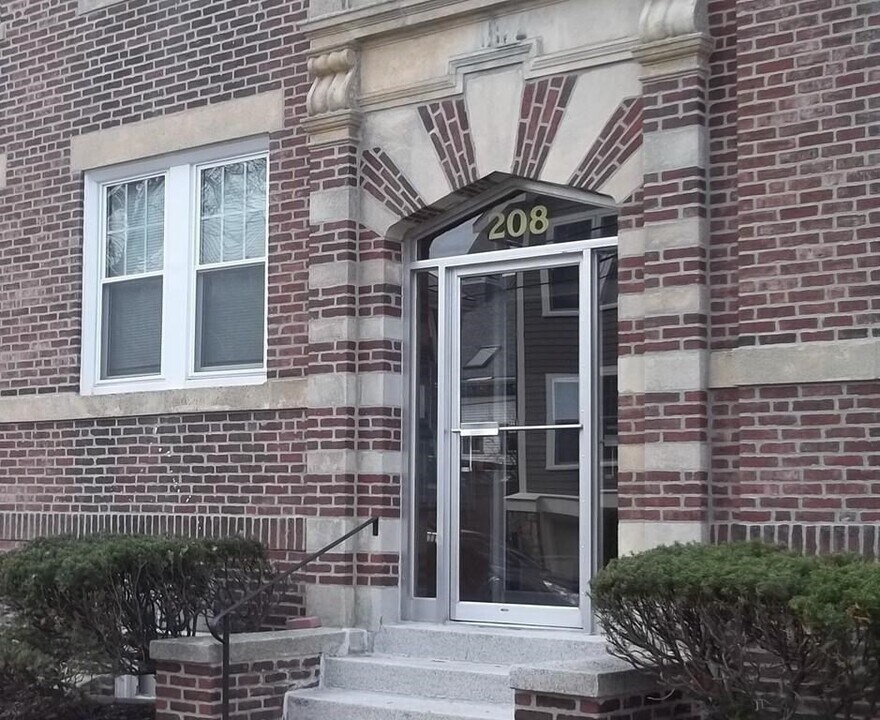 208 Fuller St in Brookline, MA - Building Photo