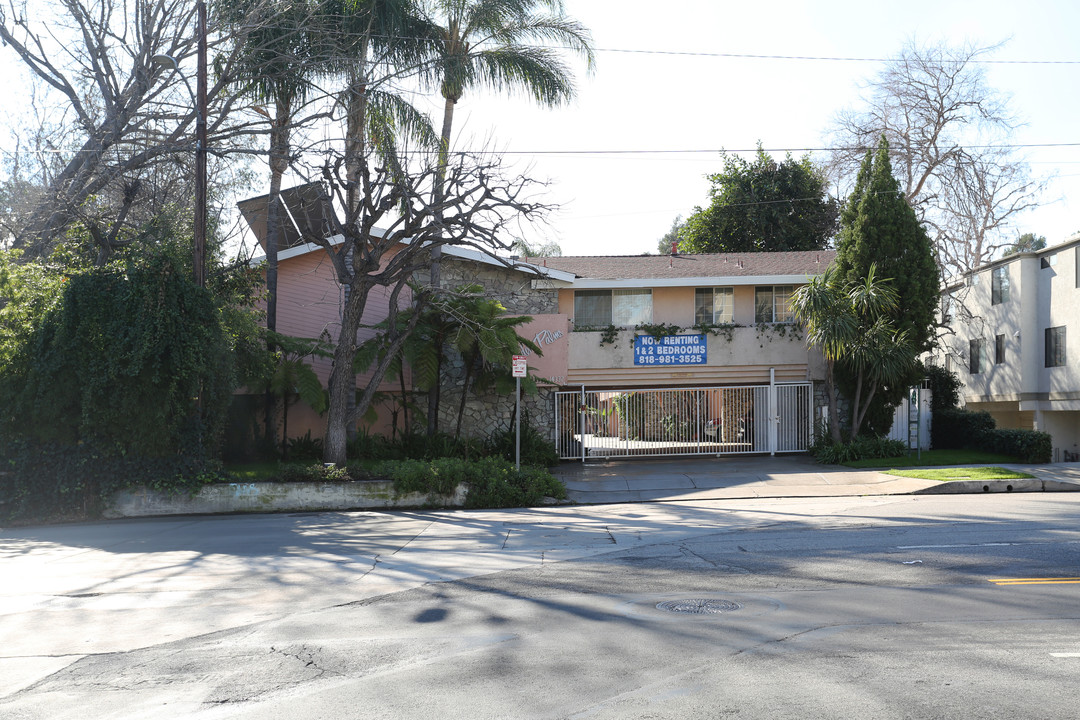 14332 Riverside Drive, in Sherman Oaks, CA - Foto de edificio