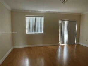 8771 NW 106th Ln, Unit A0320 in Hialeah, FL - Foto de edificio - Building Photo