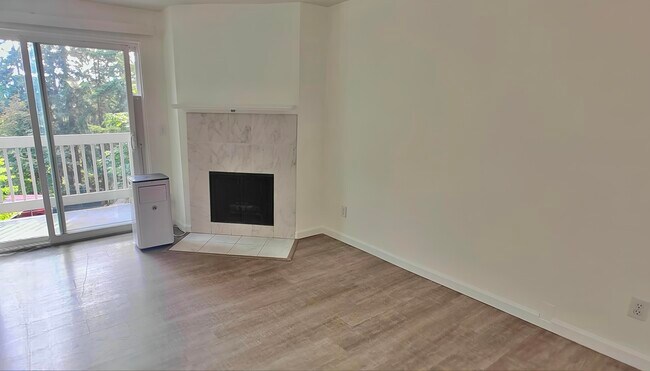 9494 Redmond Woodinville Rd NE, Unit B301 in Redmond, WA - Building Photo - Building Photo