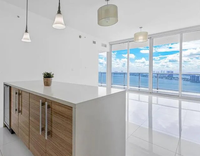 2020 N Bayshore Dr, Unit 2004 in Miami, FL - Building Photo