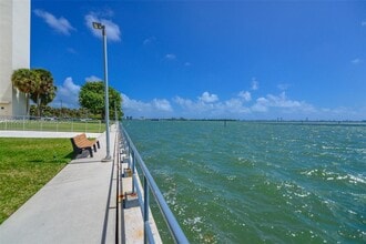 880 NE 69th St in Miami, FL - Foto de edificio - Building Photo
