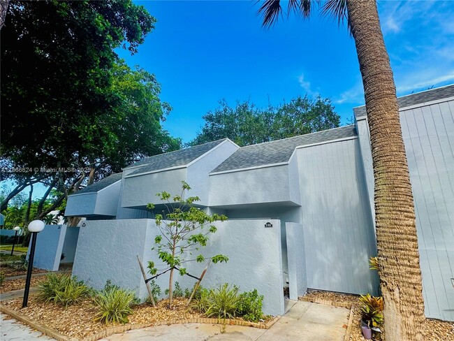 33 Deer Creek Rd in Deerfield Beach, FL - Building Photo - Building Photo