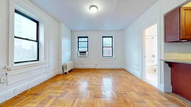 141 E 61st St, Unit 4E in New York, NY - Building Photo - Building Photo