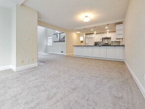 6 Lake Bellevue Dr in Bellevue, WA - Building Photo - Building Photo