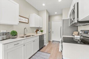 4314 Spruce Crk Dr in Cedar Falls, IA - Building Photo