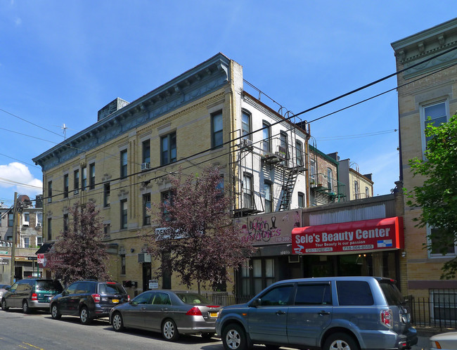 7203 Forest Ave in Ridgewood, NY - Foto de edificio - Building Photo