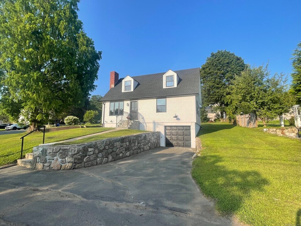 7 Skyline Terrace in Danbury, CT - Building Photo
