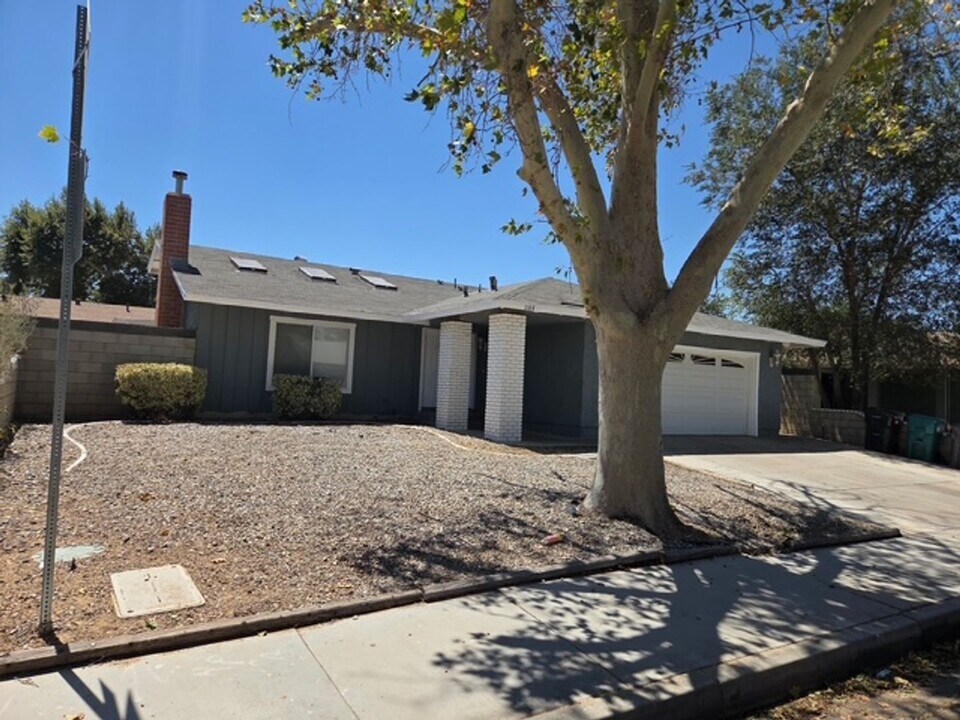 544 E Ave. J in Lancaster, CA - Foto de edificio