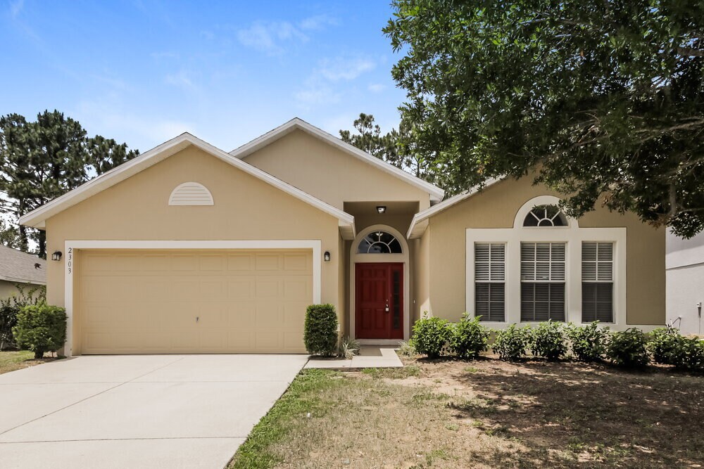 2303 Tealwood Circle in Tavares, FL - Building Photo