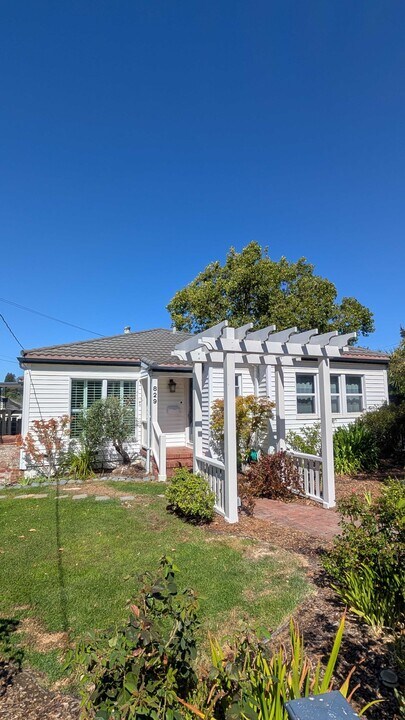 829 Pordon Ln in Healdsburg, CA - Building Photo