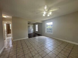 7410 Dallas St in Houston, TX - Building Photo