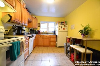 19 Beechcroft St, Unit 4 in Boston, MA - Foto de edificio - Building Photo