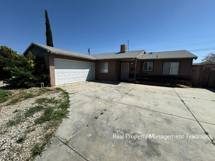 1202 E Ave R-3 in Palmdale, CA - Building Photo