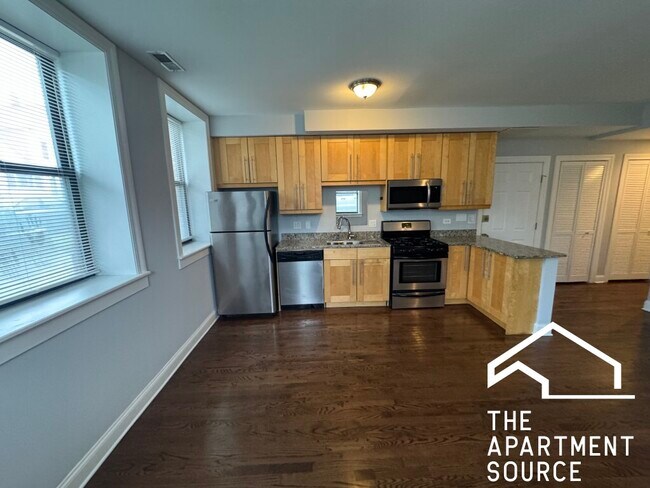 1856 N Sawyer Ave, Unit 102 in Chicago, IL - Building Photo - Building Photo