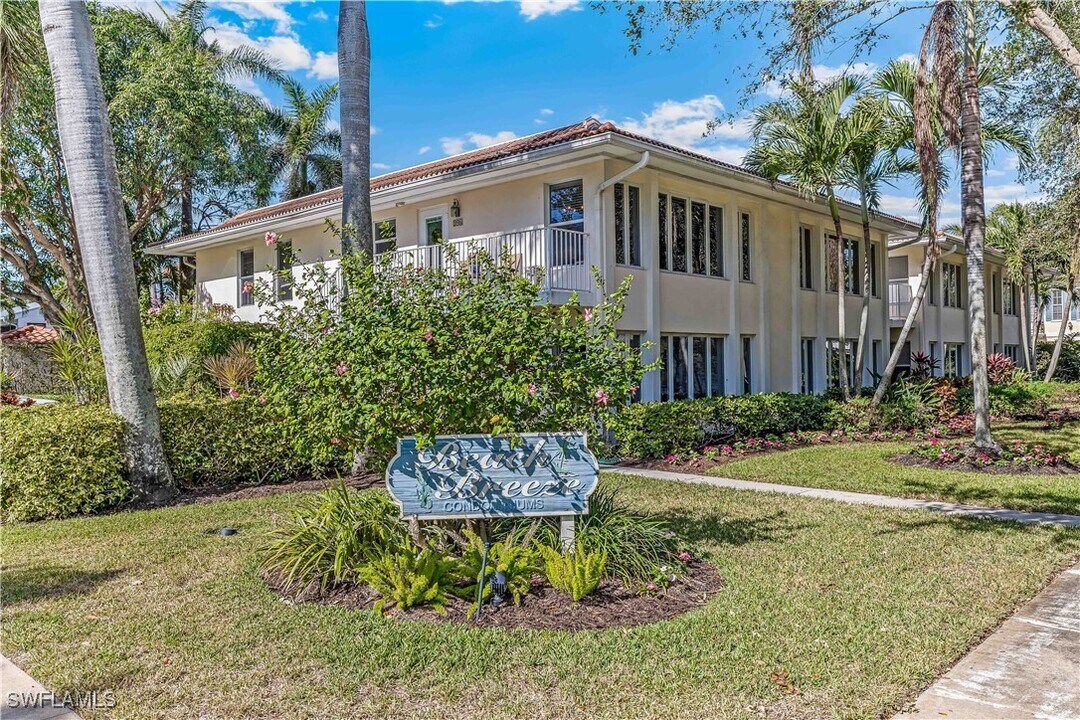 282 4th St S in Naples, FL - Building Photo