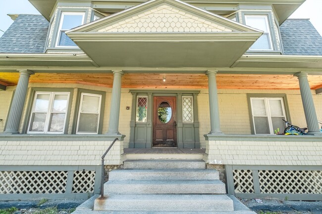 Lombard Estate in Waterville, ME - Foto de edificio - Building Photo