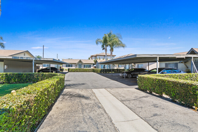 Washburn Villas in Downey, CA - Foto de edificio - Building Photo