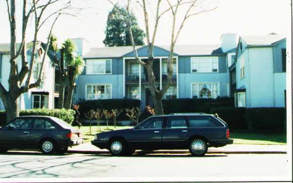 Alden Court in San Mateo, CA - Foto de edificio