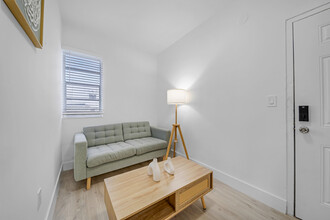 1029 SW 5th St in Miami, FL - Building Photo - Interior Photo