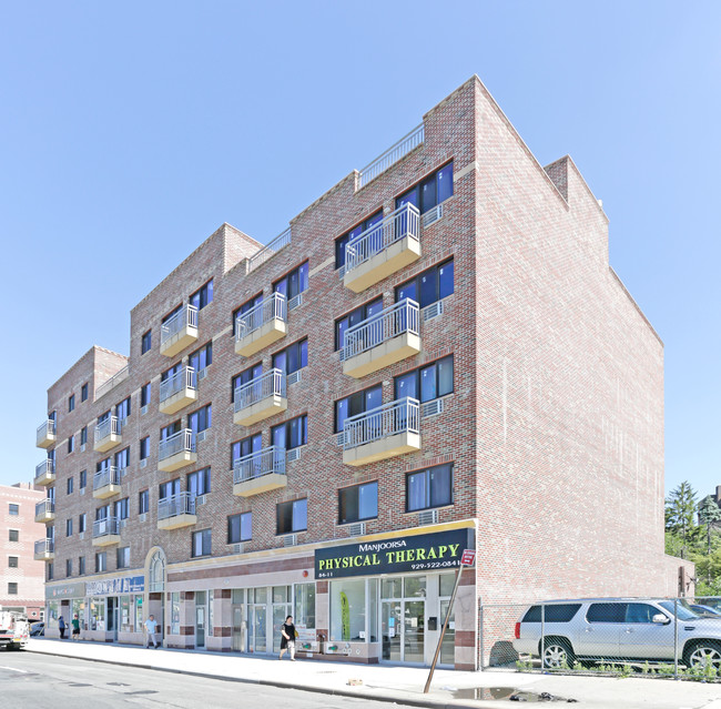8405 Queens Blvd in Elmhurst, NY - Building Photo - Building Photo