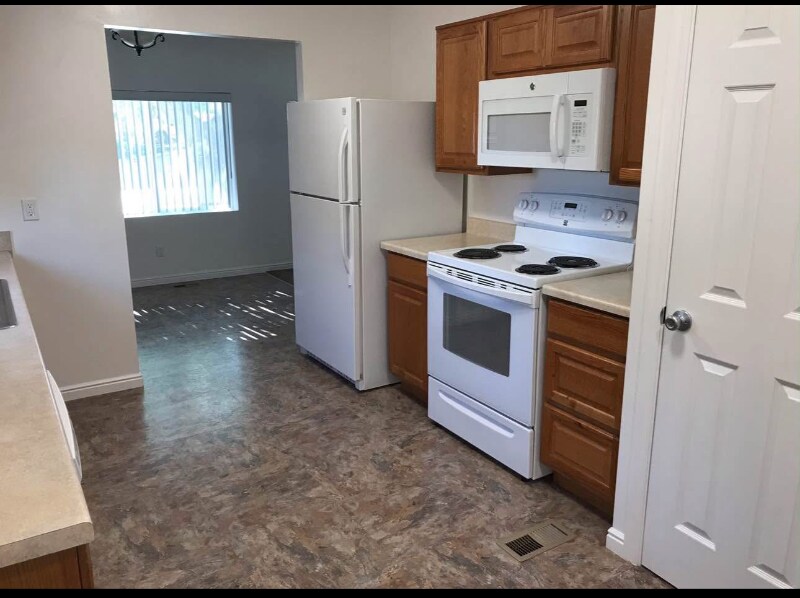 684 N 1060 E in Saint George, UT - Building Photo