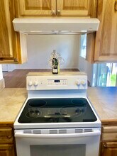 589 Van Wey Cir, Unit B in Eagle Point, OR - Foto de edificio - Building Photo