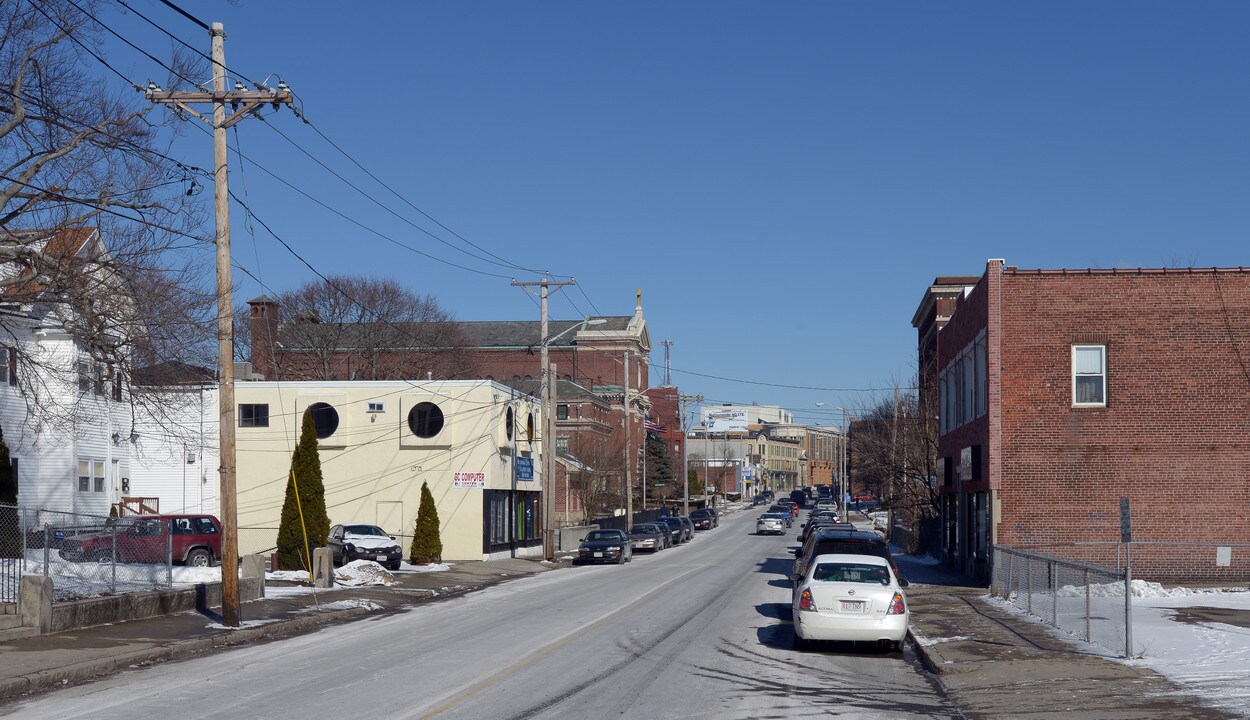 389 Main St in Brockton, MA - Building Photo