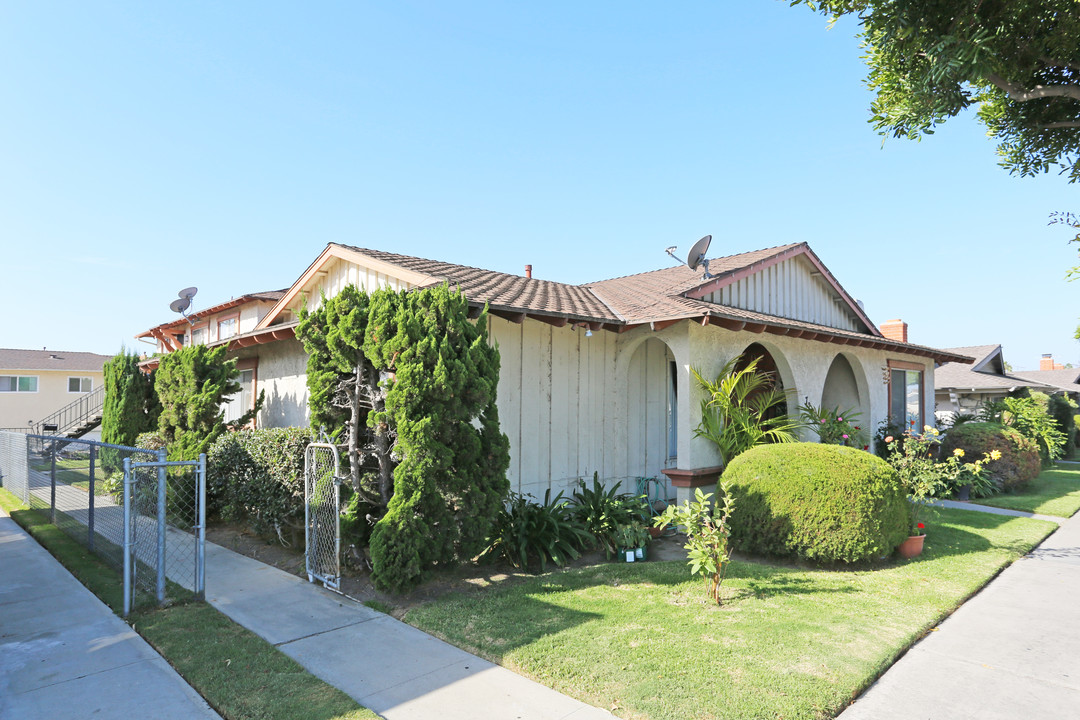 7222 Heil Ave in Huntington Beach, CA - Building Photo