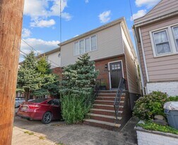 180 MCADOO Ave in Jersey City, NJ - Building Photo