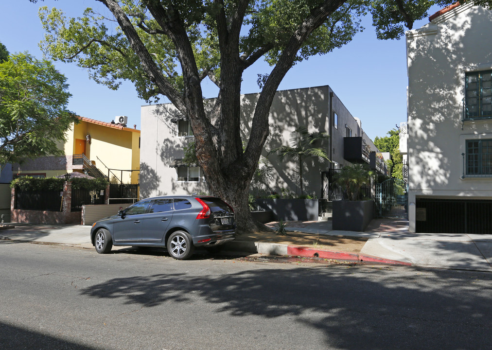 1115 N Flores St in West Hollywood, CA - Building Photo