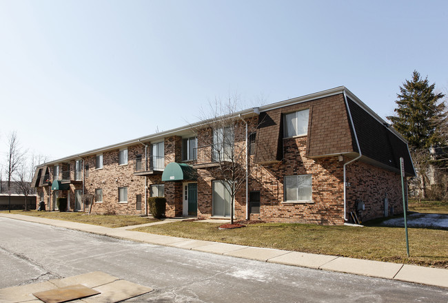 Churchill Square Apartments in Troy, MI - Foto de edificio - Building Photo