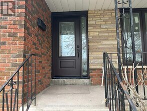 7490 Middleshire Dr in Mississauga, ON - Building Photo - Building Photo